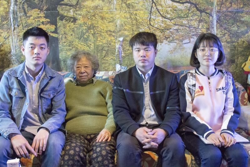青年教师、学生与老教授合影